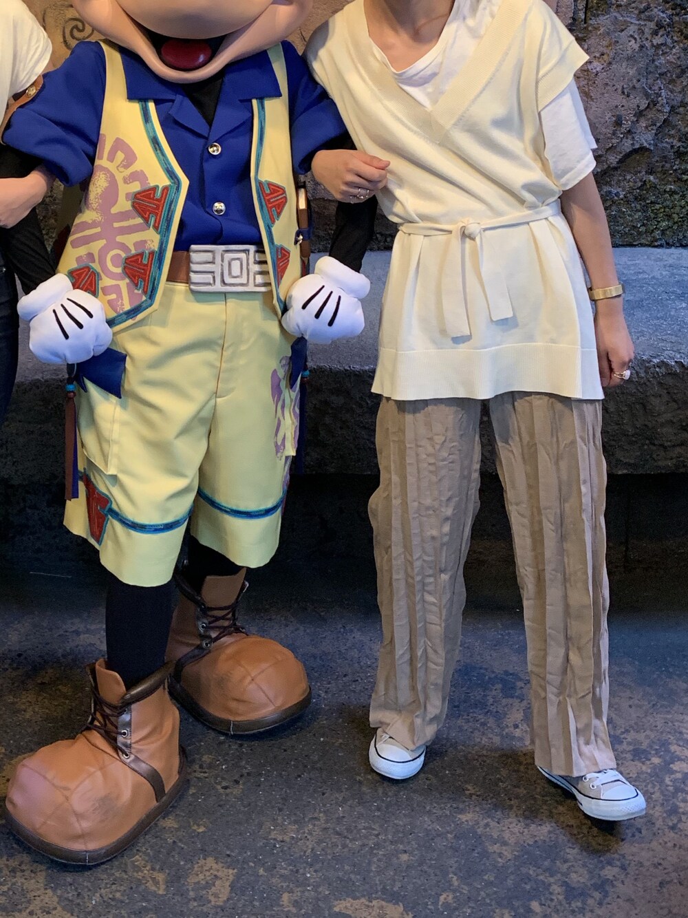 「秋のコーデ、ディズニー、ベージュ、カフェオレ、スニーカー、converse」｜「mysticの天竺編サイドリボンニットベスト（ニット/セーター、ホワイト系）」を使った、PePeさん（レディース・161cm）の秋コーディネートの1枚目の写真