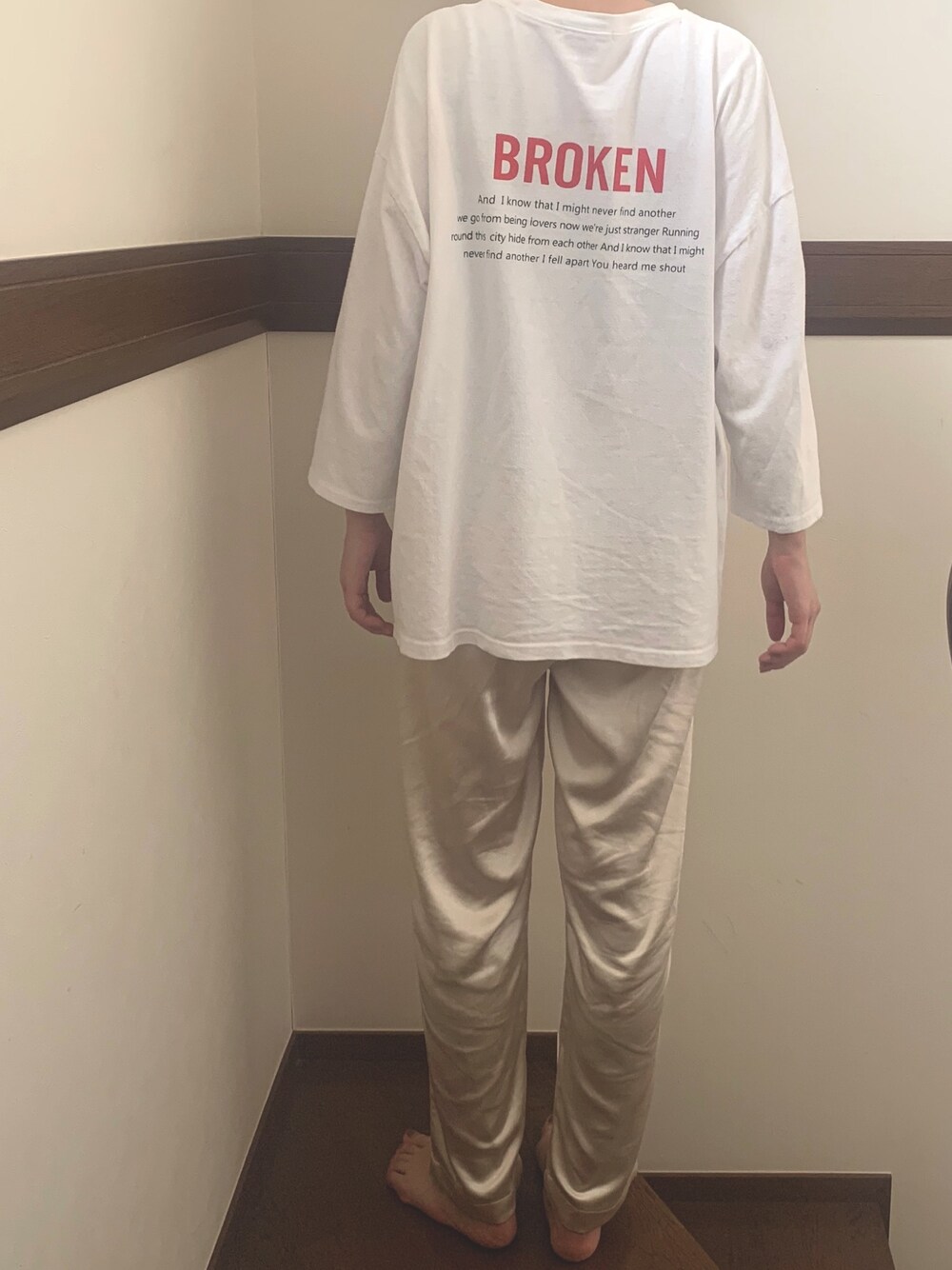 「サテン、サテンパンツ、カジュアル、シンプル、プチプラ、ゆるコーデ、夏コーデ、白Tシャツ、オーバーサイズ」｜「NEUNAのヴィンテージサテンリラックスパンツ（その他パンツ、ホワイト系）」を使った、PePeさん（レディース・162cm）の夏コーディネートの1枚目の写真