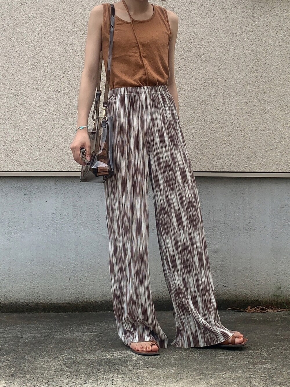 「休日スタイル、柄パンツ、タンクトップ、プリーツパンツ、秋コーデ、クリアバッグ、ブラウン、リラックススタイル、サンダル」｜「NOKCHAのアイテム（パンツ、ブラウン系）」を使った、PePeさん（レディース・162cm）の秋コーディネートの1枚目の写真