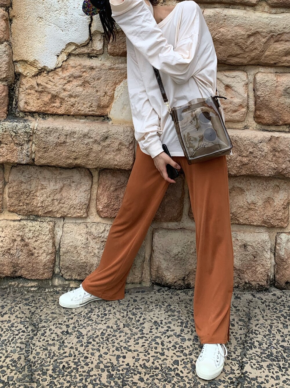 「パンツスタイル、シンプル、プチプラコーデ、秋色、オトナカジュアル、ディズニー、converse、オーバーサイズ、Tシャツ」｜「Kastaneのフレーズ゛ロゴロンＴ（Tシャツ/カットソー、ホワイト系）」を使った、PePeさん（レディース・162cm）の秋コーディネートの1枚目の写真
