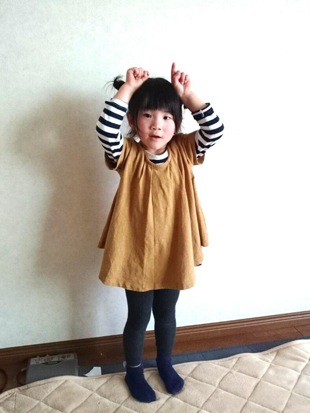 「シンプル、重ね着、お団子、3歳、チュニック、プチプラ、カジュアル、ボーダー、おんなのこ」｜「Ocean&GroundのＳＡＫＵＲＡ ＢＬＯＵＳＥ Ｔ (80～140cm)（Tシャツ/カットソー、ベージュ系）」を使った、ratoco*さん（キッズ・100cm）の春コーディネートの1枚目の写真