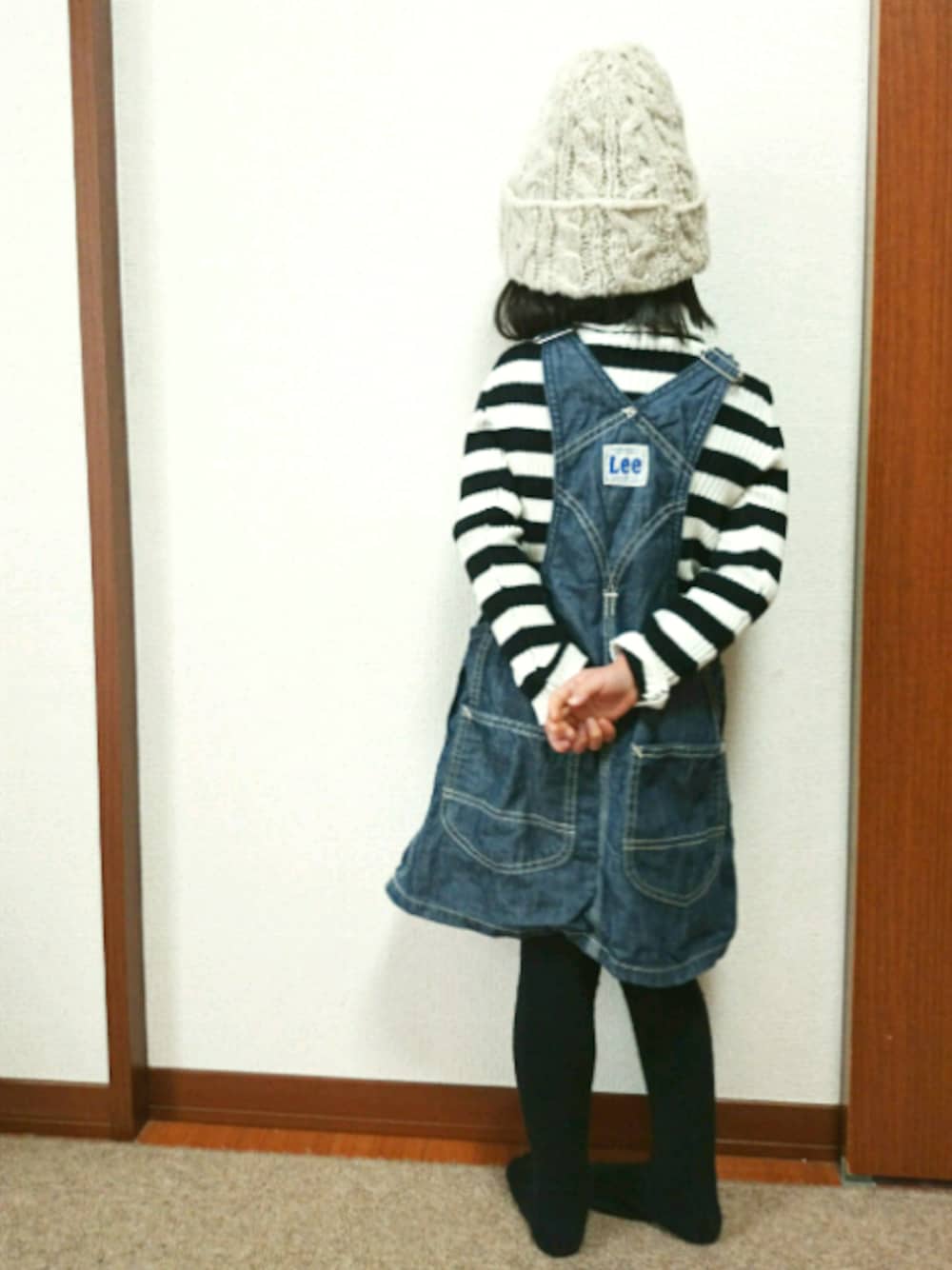 「おんなのこ、カジュアル、ジャンパースカート、デニム、ニットキャップ、ボーダー、冬コーデ、4歳、休日スタイル、タイツ」｜「Ampersandの無地裏パイルタイツ（タイツ/ストッキング、ブラック系）」を使った、ratoco*さん（キッズ・100cm）の冬コーディネートの1枚目の写真