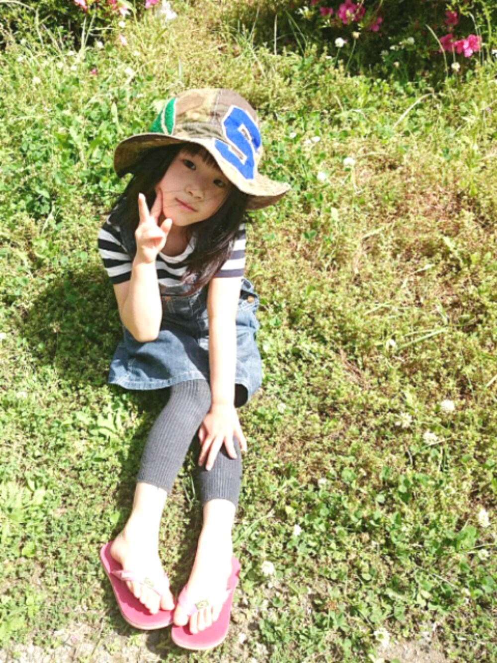 「キッズファッション、カジュアル、おんなのこ、5歳、ボーダートップス、デニム、ビーチサンダル、ジャンパースカート、ハット、夏コーデ」｜「無印良品のアイテム（Tシャツ/カットソー、ブルー系）」を使った、ratoco*さん（キッズ・110cm）の春コーディネートの1枚目の写真