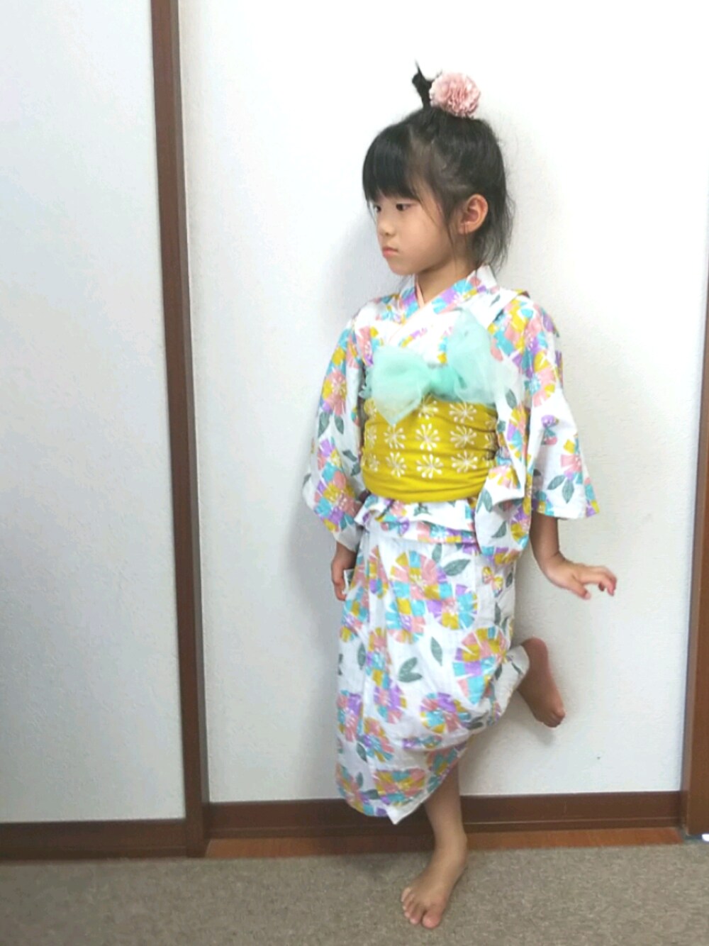 「浴衣、おんなのこ、夏コーデ、祭り、花柄、おだんごヘアー、5歳、おでかけ、イベント、和装」｜「apres les coursの女の子タイル花柄浴衣セット（浴衣、ホワイト系）」を使った、ratoco*さん（キッズ・110cm）の夏コーディネートの1枚目の写真