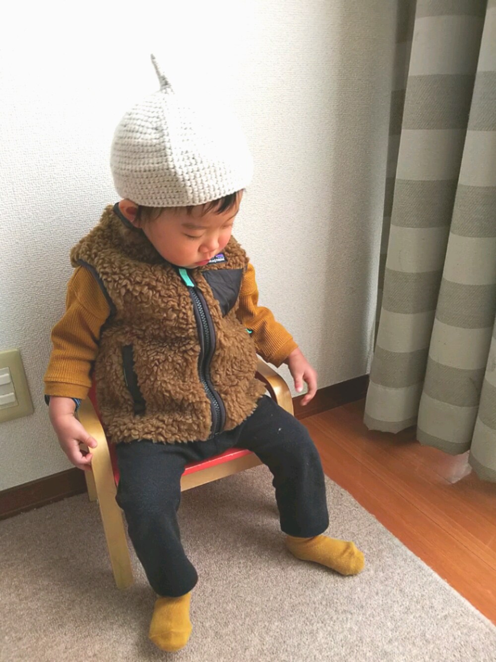 「ベビーコーデ、バースデイ、1歳、フリースベスト、ベスト、アウトドア、どんぐり帽、おとこのこ、ナチュラル、マスタード」｜「Handmadeのアイテム（ハンチング/ベレー帽、ベージュ系）」を使った、ratoco*さん（キッズ・80cm）の秋コーディネートの1枚目の写真