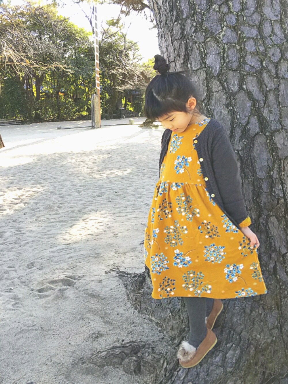 「おんなのこ、ワンピース、花柄、モカシン、5歳、お団子ヘアー、おでかけ、からし色、カーディガン」｜「pairmanonのコットン起毛 フラワープリント柄 ワンピース（ワンピース、イエロー系）」を使った、ratoco*さん（キッズ・110cm）の冬コーディネートの1枚目の写真