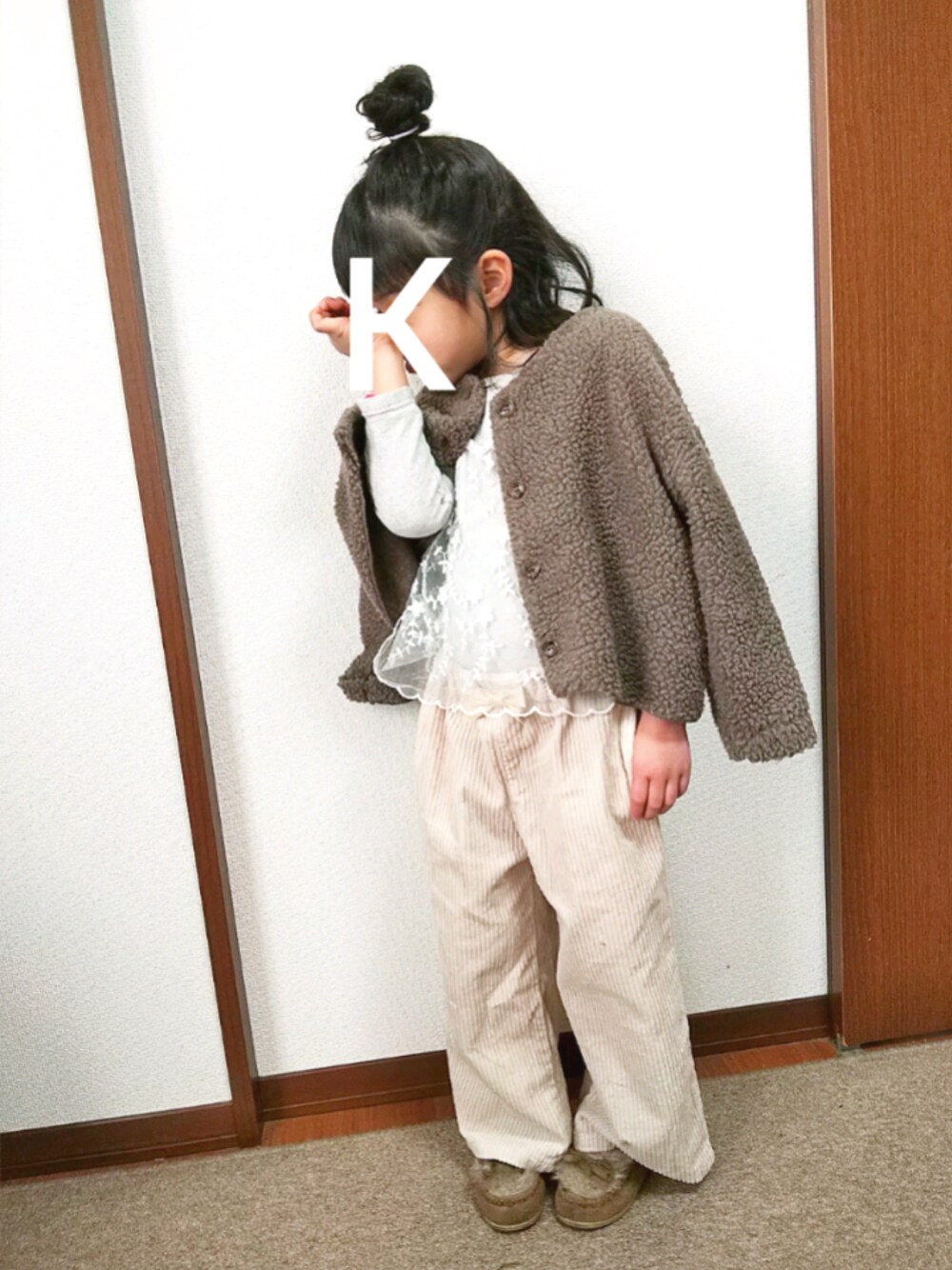 「おんなのこ、キッズファッション、カジュアルコーデ、ボア、ワイドパンツ、ホワイト、5歳、おだんごヘアー、モカシン、冬コーデ」｜「CIAOPANIC TYPYの【ママとおそろい】ボア2WAYカーディガン（カーディガン/ボレロ、ブラウン系）」を使った、ratoco*さん（キッズ・110cm）の冬コーディネートの1枚目の写真