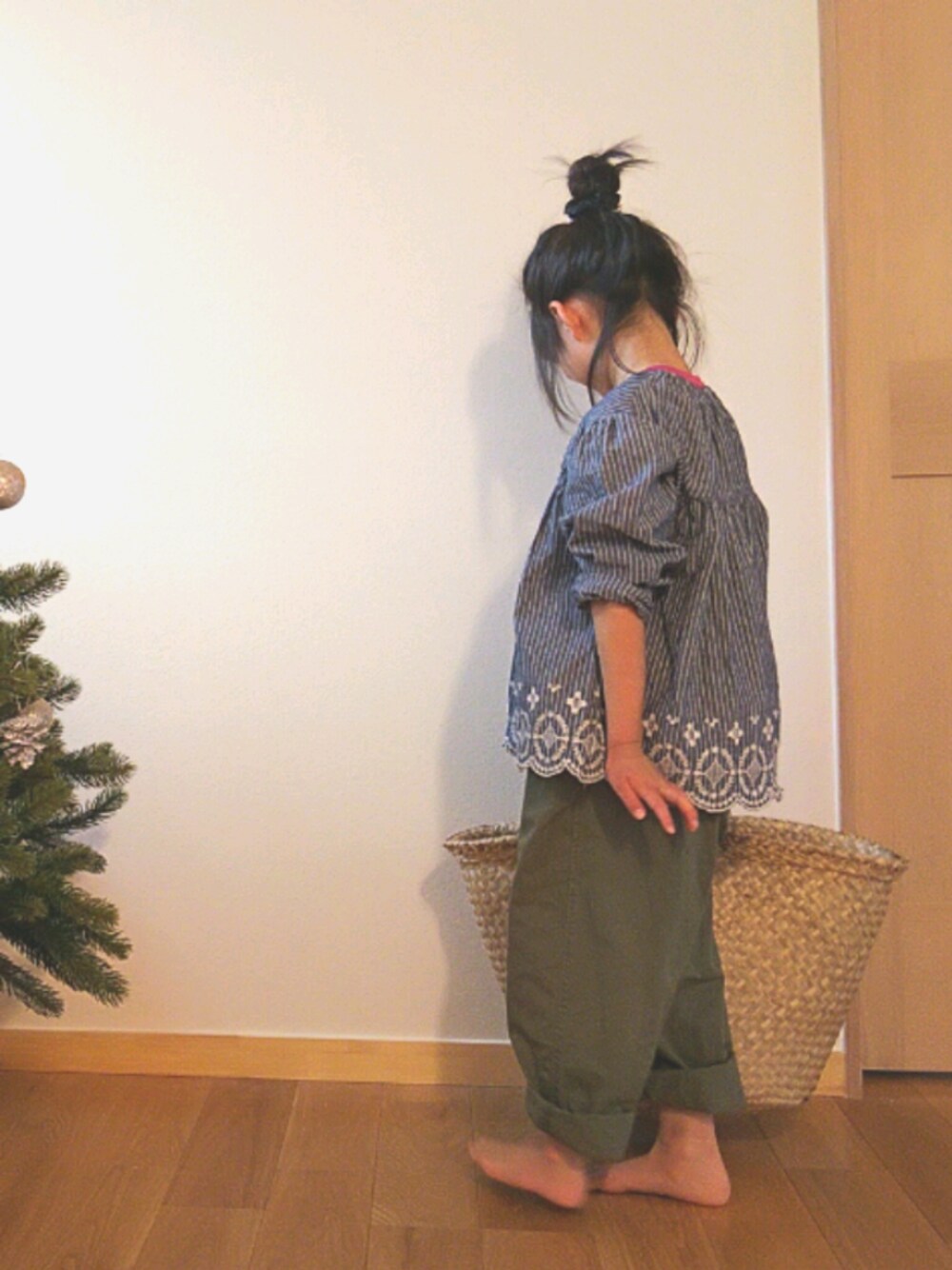 「おんなのこ、秋冬コーデ、ブラウス、おだんごヘアー、だぼだぼ、カーキパンツ、6歳、ナチュラル、かごバッグ、休日スタイル」｜「Ocean&Groundのアイテム（パンツ、グリーン系）」を使った、ratoco*さん（キッズ・120cm）の冬コーディネートの1枚目の写真
