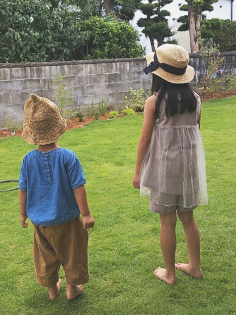 「夏コーデ、ショートパンツ、むぎわら帽子、プチプラ、ワントーンコーデ、姉弟、デニム、7歳、2歳、ベージュ」｜「Birthdayのアイテム（シャツ/ブラウス、ブラウン系）」を使った、ratoco*さん（キッズ・120cm）の夏コーディネートの1枚目の写真