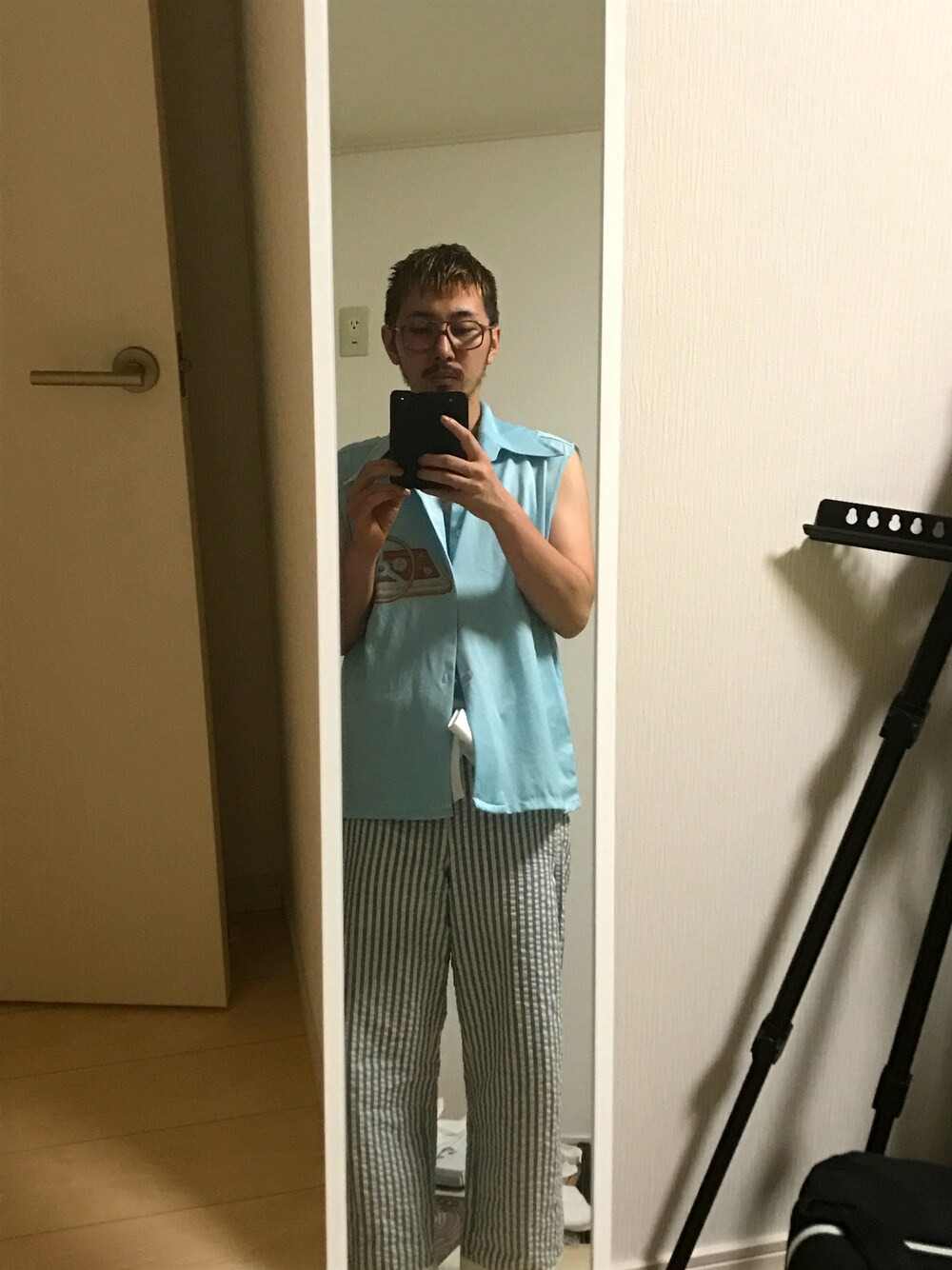 「ノースリーブ、暑い夏、メガネ男子、ティアドロップ、癖がつよい、前髪ぱっつん、ストライプ」｜「MIHARAYASUHIROのアイテム（スラックス、ブルー系）」を使った、石川昌太さん（メンズ・175cm）の夏コーディネートの1枚目の写真