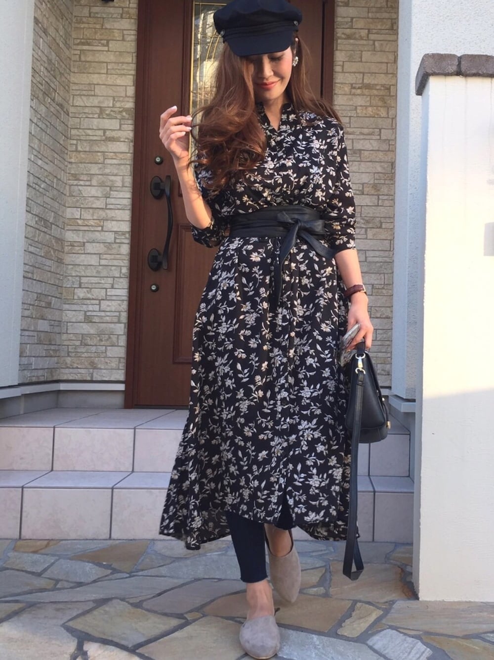 「サッシュベルト、花柄ワンピース、coordinate、ootd、outfit、コーディネート、ママコーデ、ママファッション、マリンキャップ、バブーシュ」｜「BLATEwebstoreのアイテム（パンプス、グレー系）」を使った、erikooo0708さん（レディース・158cm）の冬コーディネートの1枚目の写真
