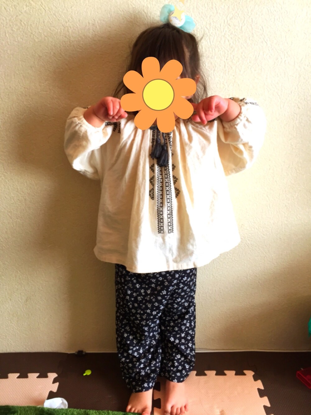 「ゆるコーデ」｜「apres les coursのアイテム（トップス、ホワイト系）」を使った、まめこさん（キッズ・90cm）の冬コーディネートの1枚目の写真
