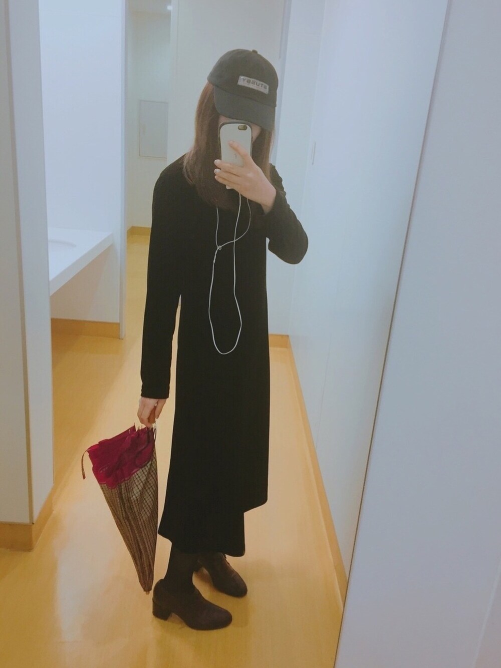 「大学生活、雨の日コーデ、black、黒、古着、vintage、stussy、karisome、郊外SUBURBIA」｜「STUSSYのアイテム（キャップ、ブラック系）」を使った、みおちんさん（レディース・156cm）の春コーディネートの1枚目の写真