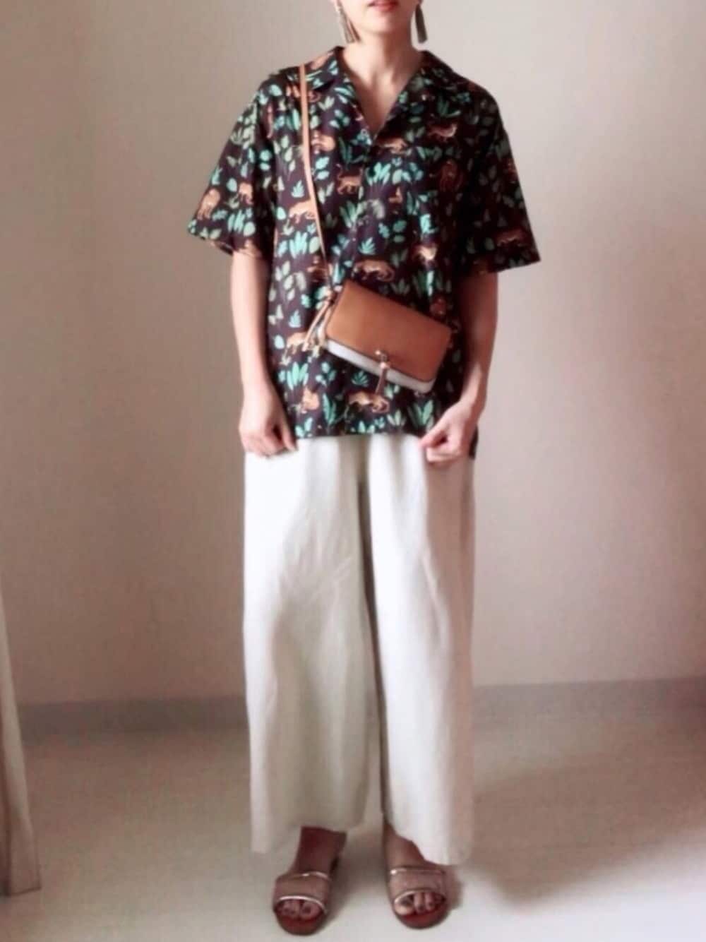 ブラウン系のバッグ、ベージュ系のその他パンツ、ゴールド系のサンダルを着用したレディースの夏コーディネートの1枚目の写真