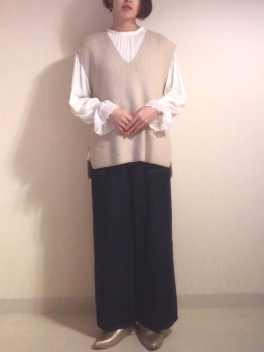 ベージュ系のベスト、ホワイト系のシャツ/ブラウス、ブルー系のその他パンツを着用したレディースの冬コーディネートの1枚目の写真