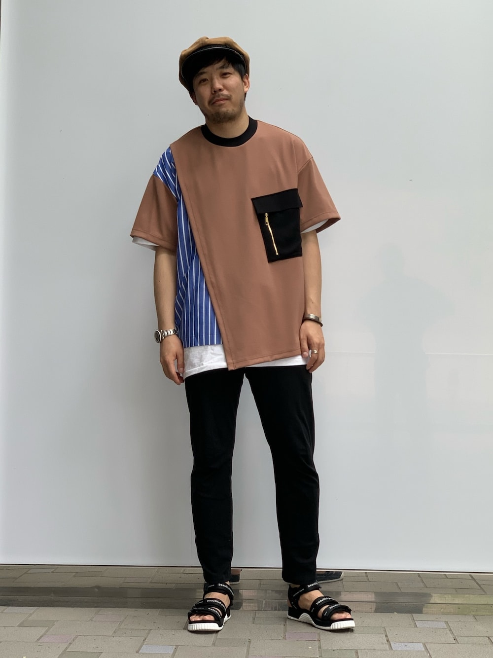 ゴールド系のシャツ/ブラウス、ブラック系のサンダルを着用したメンズの春コーディネートの1枚目の写真