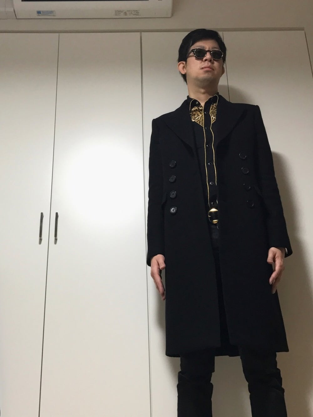 「冬、モード、デニム」｜「MOSCOTのアイテム（メガネ、ブラウン系）」を使った、ささやんさん（メンズ・180cm）の冬コーディネートの1枚目の写真