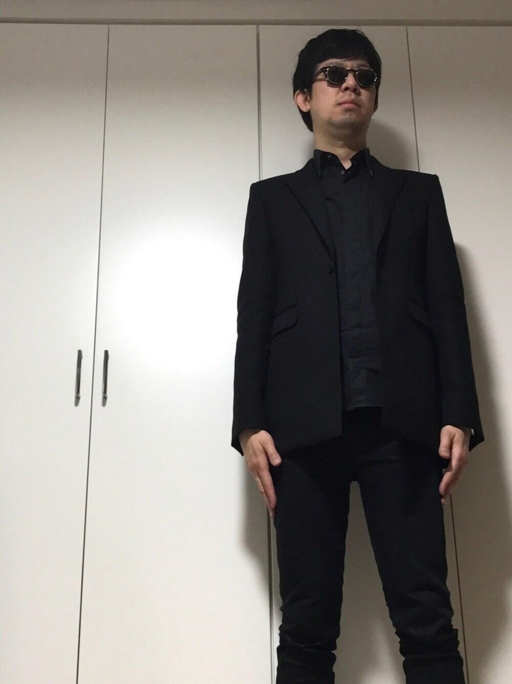 「シンプル、ブラック、ブラックコーデ、スキニーデニム、ロック」｜「SAINT LAURENT PARISのアイテム（テーラードジャケット、ブラック系）」を使った、ささやんさん（メンズ・180cm）の春コーディネートの1枚目の写真