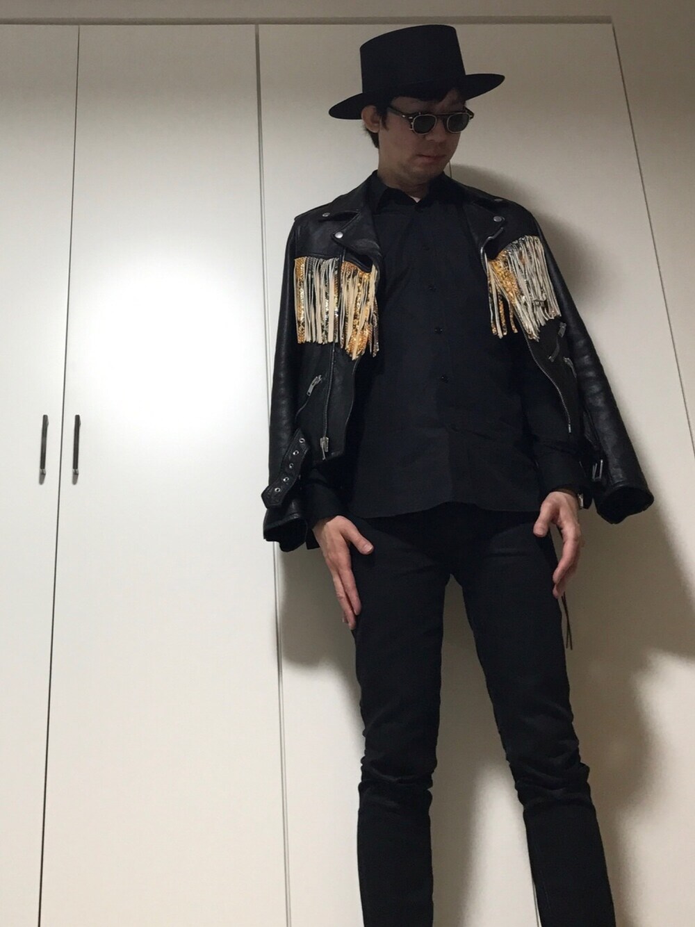 「春コーデ、はるコーデ、オールブラック、ライダース、スキニーパンツ」｜「KIJIMA TAKAYUKIのアイテム（ハット、ブラック系）」を使った、ささやんさん（メンズ・180cm）の春コーディネートの1枚目の写真