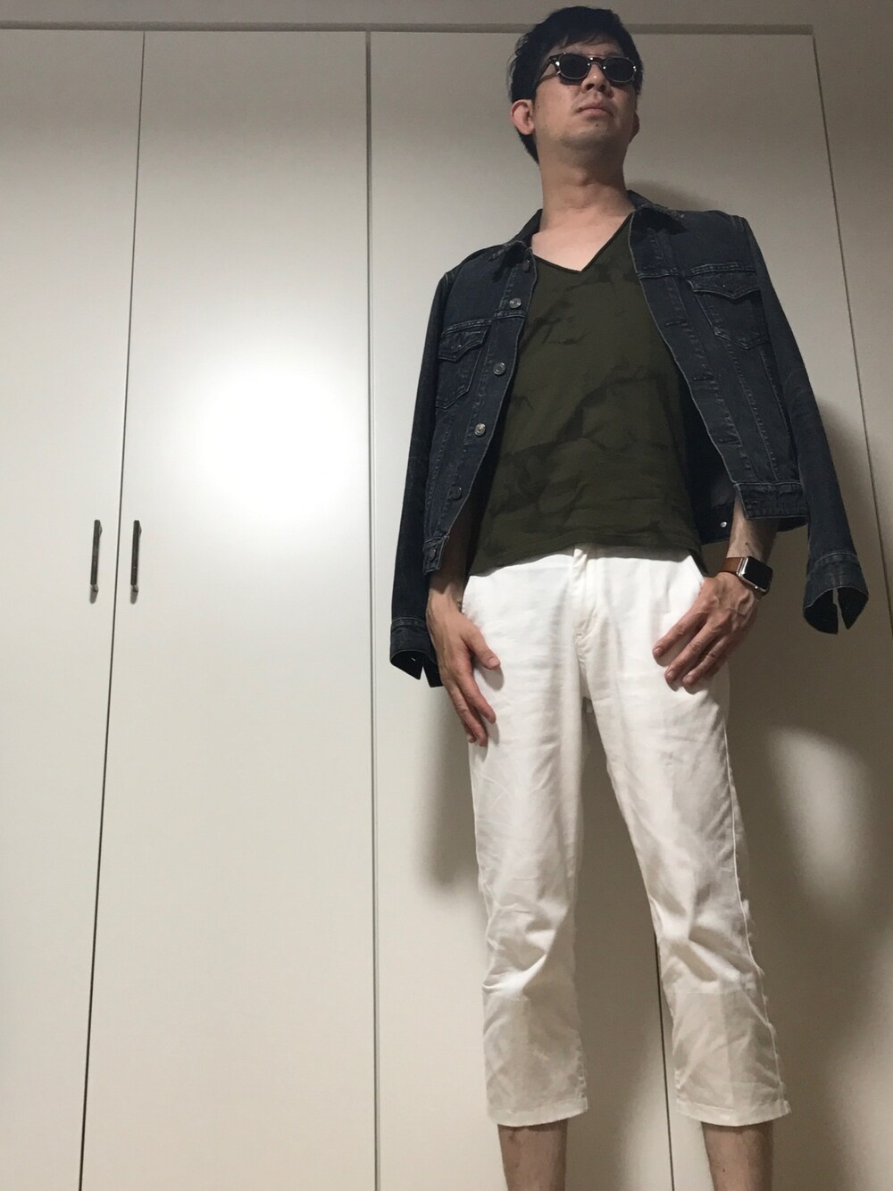 「シンプルコーデ、夏、夏コーデ、デニムジャケット、カットソー、カーキ、ジージャン、ホワイトパンツ」｜「MOSCOTのアイテム（メガネ、ブラウン系）」を使った、ささやんさん（メンズ・180cm）の夏コーディネートの1枚目の写真
