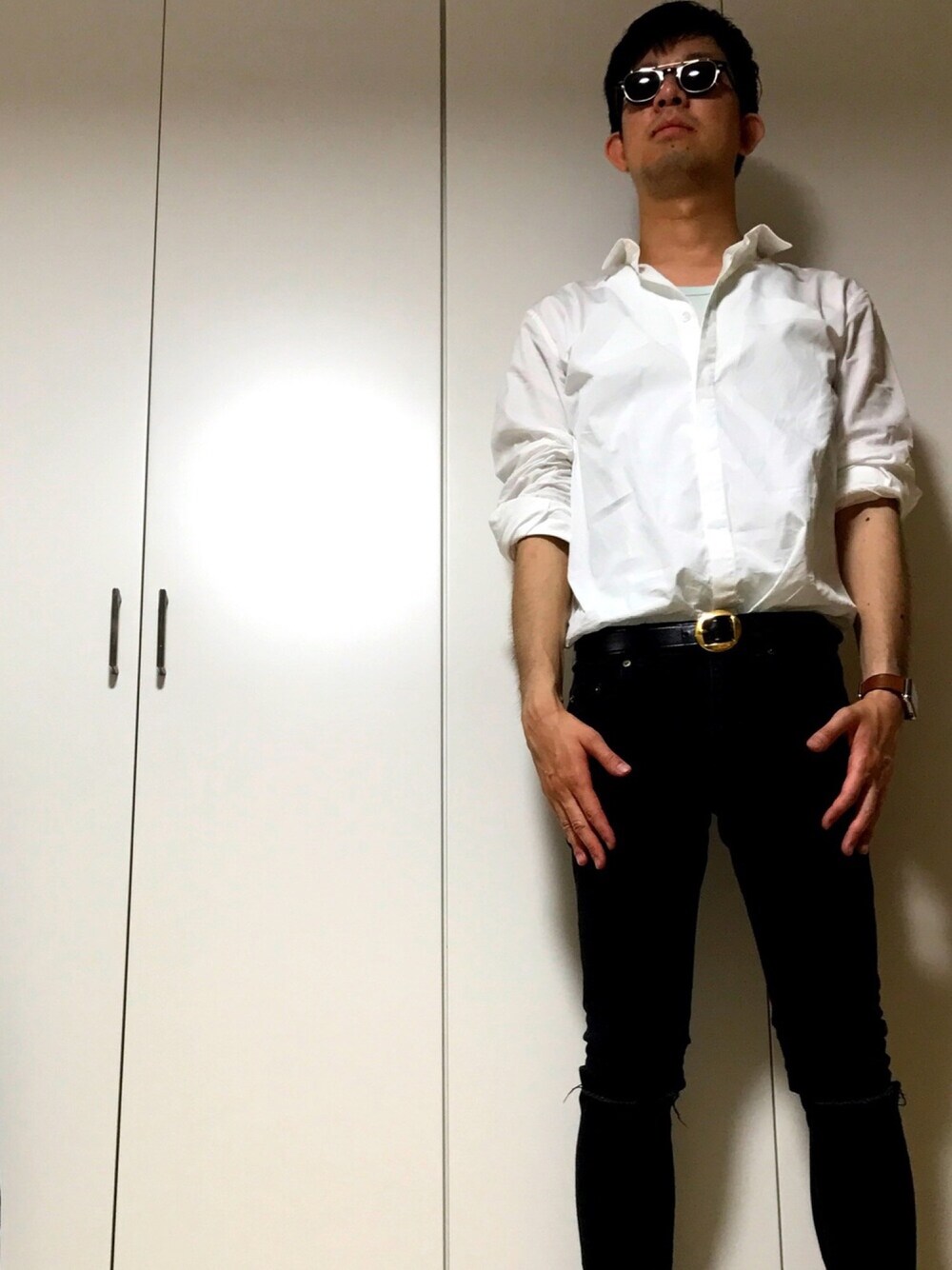「大人カジュアル、白シャツ、黒スキニー」｜「MOSCOTのアイテム（メガネ、ブラウン系）」を使った、ささやんさん（メンズ・180cm）の夏コーディネートの1枚目の写真