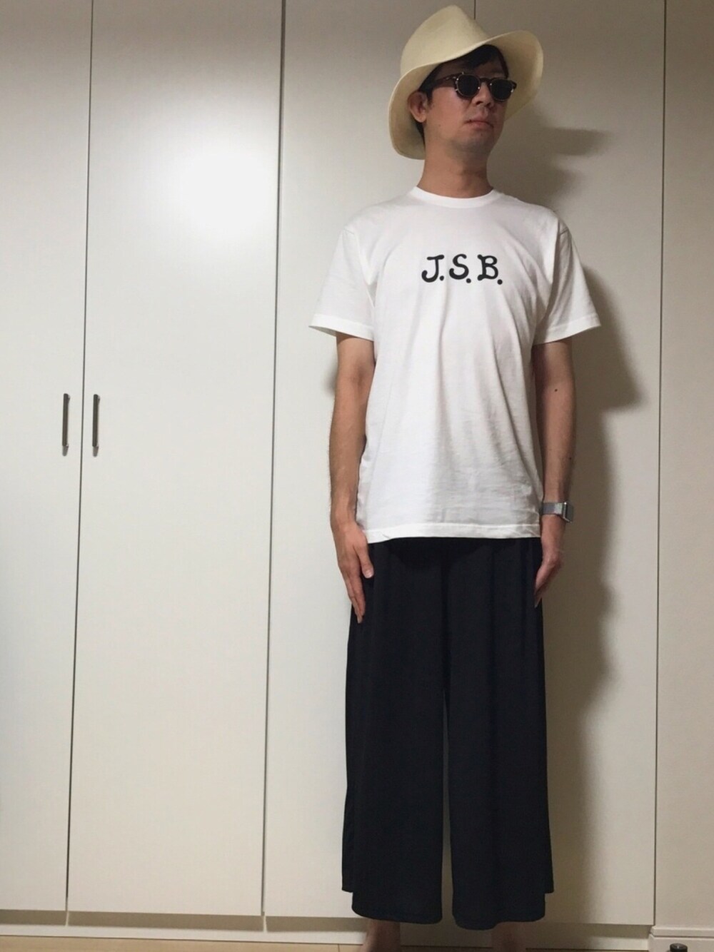 「夏、ラフ、シンプルコーデ、カジュアルコーデ、休日スタイル、Tシャツ、ワイドパンツ」｜「KIJIMA TAKAYUKIのKIJIMA TAKAYUKI ペーパーブレードハット（ハット、ホワイト系）」を使った、ささやんさん（メンズ・180cm）の夏コーディネートの1枚目の写真