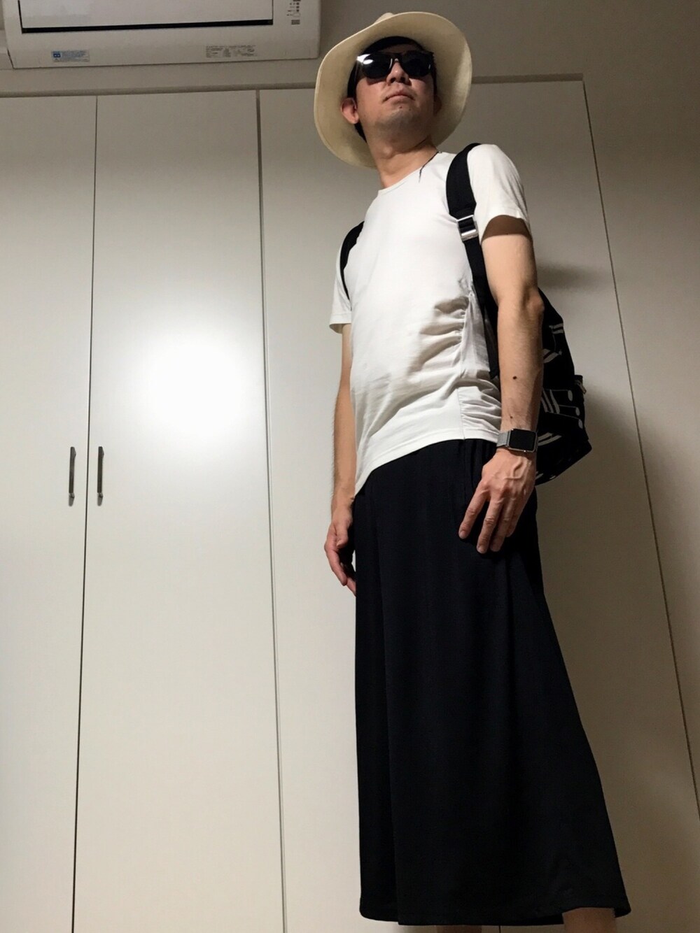 「カジュアルコーデ、夏、Tシャツ、vetements、ワイトパンツ、バックパック、Saint Laurent」｜「KIJIMA TAKAYUKIのKIJIMA TAKAYUKI ペーパーブレードハット（ハット、ホワイト系）」を使った、ささやんさん（メンズ・180cm）の夏コーディネートの1枚目の写真