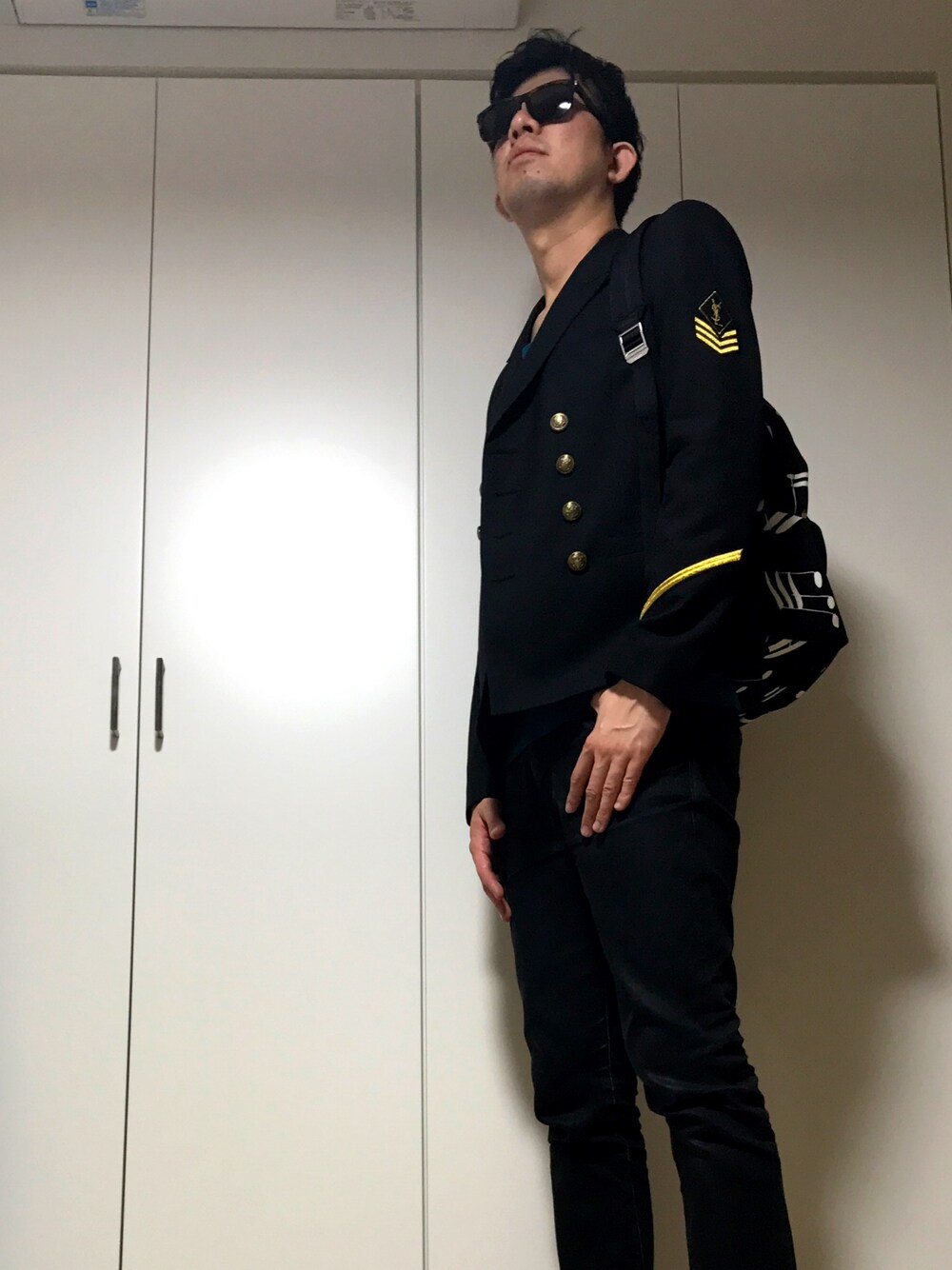 「秋コーデ、秋服、オトナカジュアル、サングラス、ジャケット、スキニーデニム、黒、おしゃれさんと繋がりたい、Saint Laurent」｜「SAINT LAURENT PARISのアイテム（テーラードジャケット、ブラック系）」を使った、ささやんさん（メンズ・180cm）の秋コーディネートの1枚目の写真