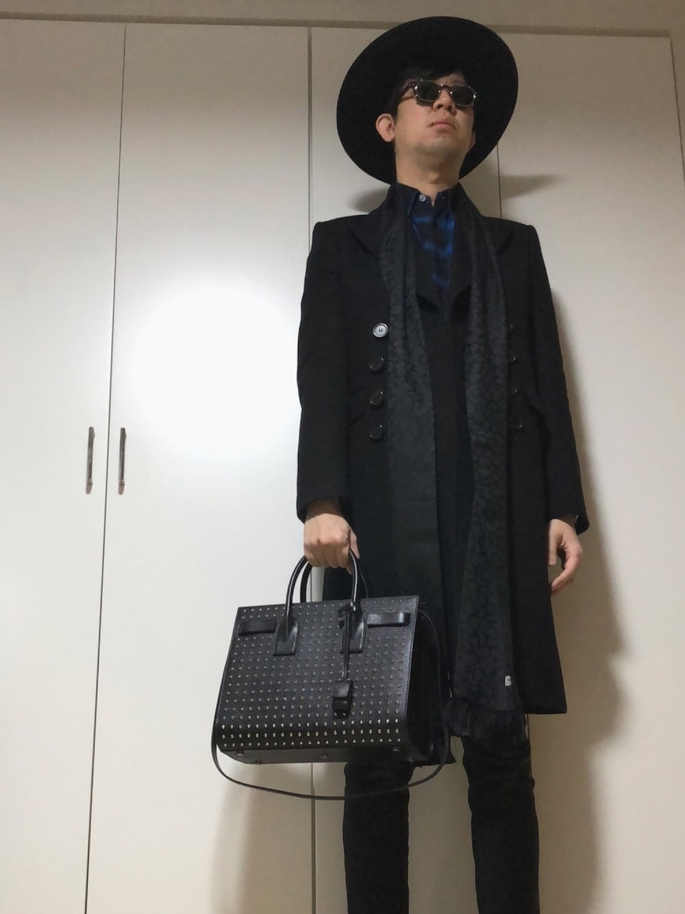 「冬コーデ、モード、キレイめ、お洒落さんとつながりたい、ブラック、ブラックコーデ、コート、スキニーデニム、ストール、SAINTLAURENTPARIS」｜「SAINT LAURENT PARISのアイテム（チェスターコート、ブラック系）」を使った、ささやんさん（メンズ・180cm）の冬コーディネートの1枚目の写真