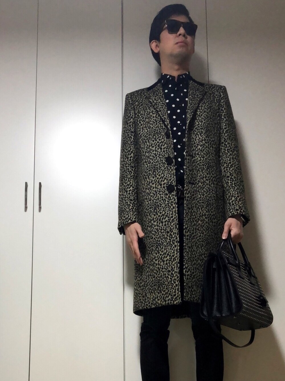 「ブラック、レオパード、ポルカドット、ブラックデニム、スキニーデニム、キレイめ、モード、Saint Laurent、冬コーデ、ootd」｜「SAINT LAURENT PARISのアイテム（サングラス、ブラウン系）」を使った、ささやんさん（メンズ・180cm）の冬コーディネートの1枚目の写真