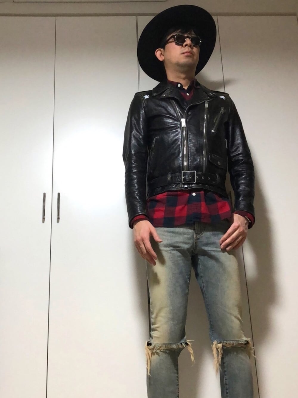 「冬コーデ、モード、レザージャケット、ライダース、チェックシャツ、ダメージデニムパンツ、スキニー、ハット、いいね、save、フォローお願いします🤑、Saint Laurent」｜「SAINT LAURENT PARISのアイテム（ライダースジャケット、ブラック系）」を使った、ささやんさん（メンズ・180cm）の冬コーディネートの1枚目の写真