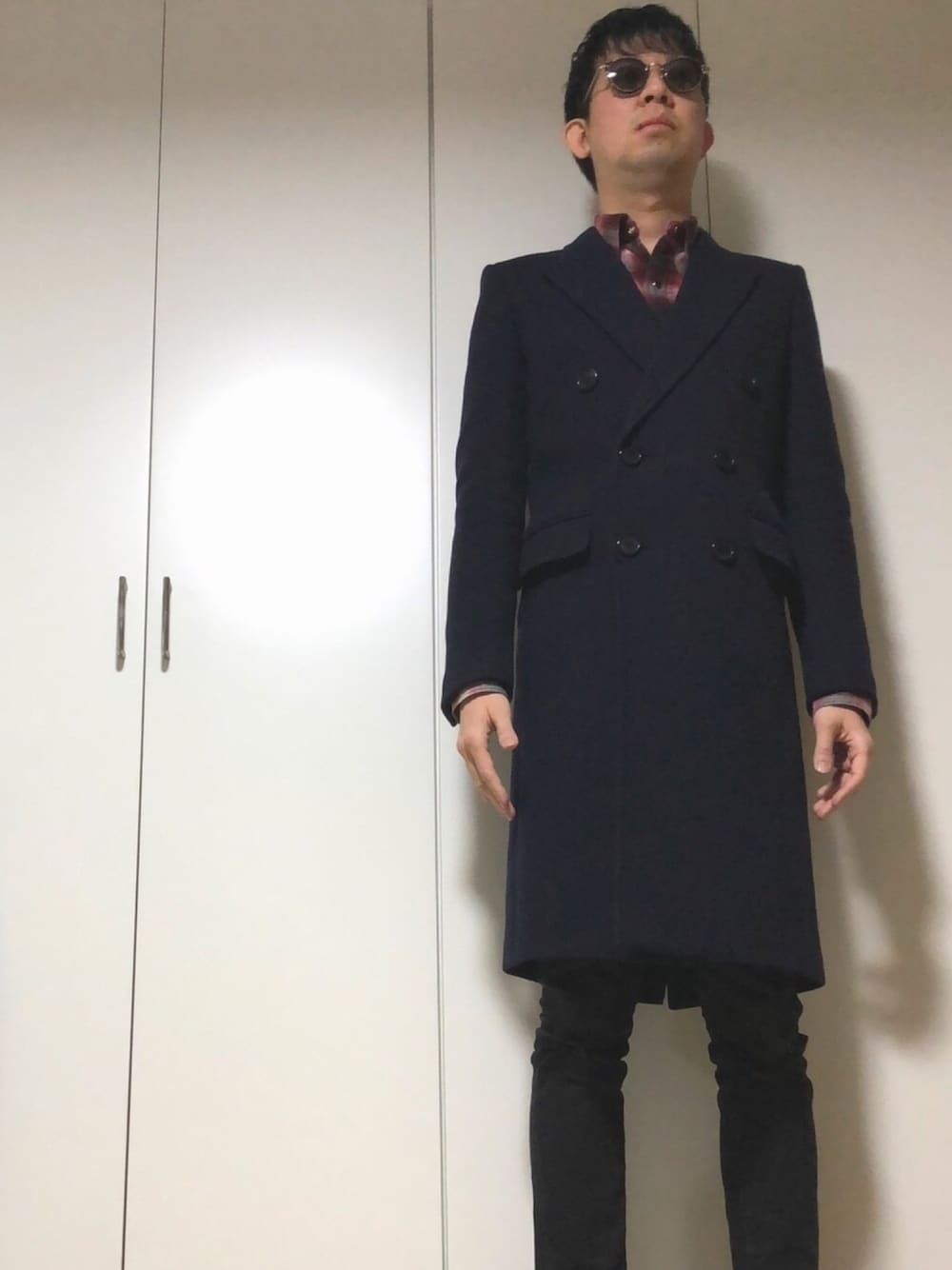 「モード、シンプルコーデ、キレイめ、モノトーン、めがね、スキニーデニム、黒スキニー、Saint Laurent」｜「SAINT LAURENT PARISのアイテム（チェスターコート、ブルー系）」を使った、ささやんさん（メンズ・180cm）の冬コーディネートの1枚目の写真