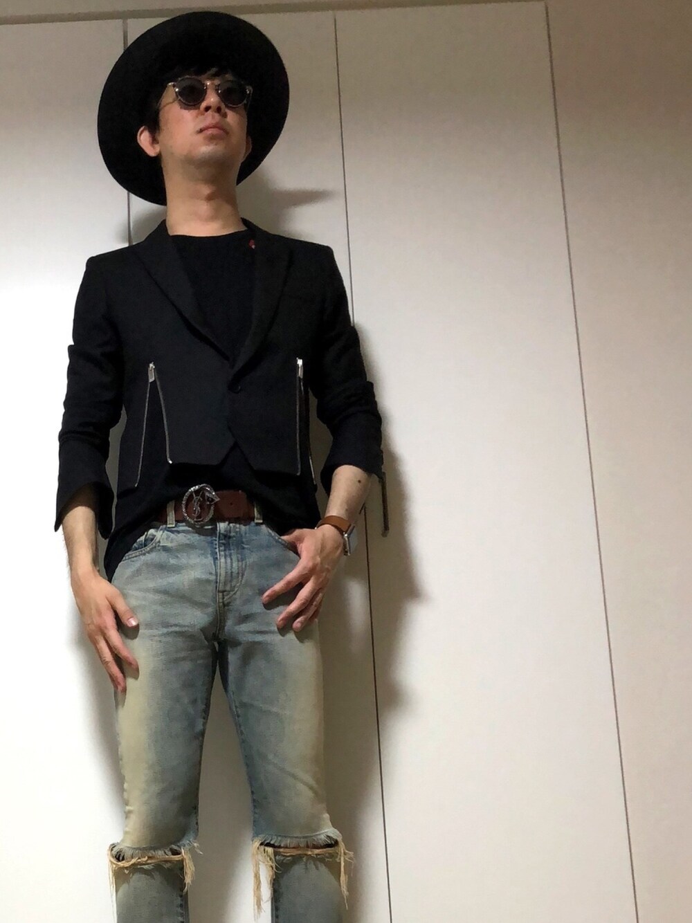 「ootd、春夏コーデ、シンプル、モード、キレイめ、ハット、ジャケット、Tシャツ、デニム、スキニーデニム」｜「KIJIMA TAKAYUKIのKIJIMA TAKAYUKI ペーパーブレードハット（ハット、ブラック系）」を使った、ささやんさん（メンズ・180cm）の夏コーディネートの1枚目の写真