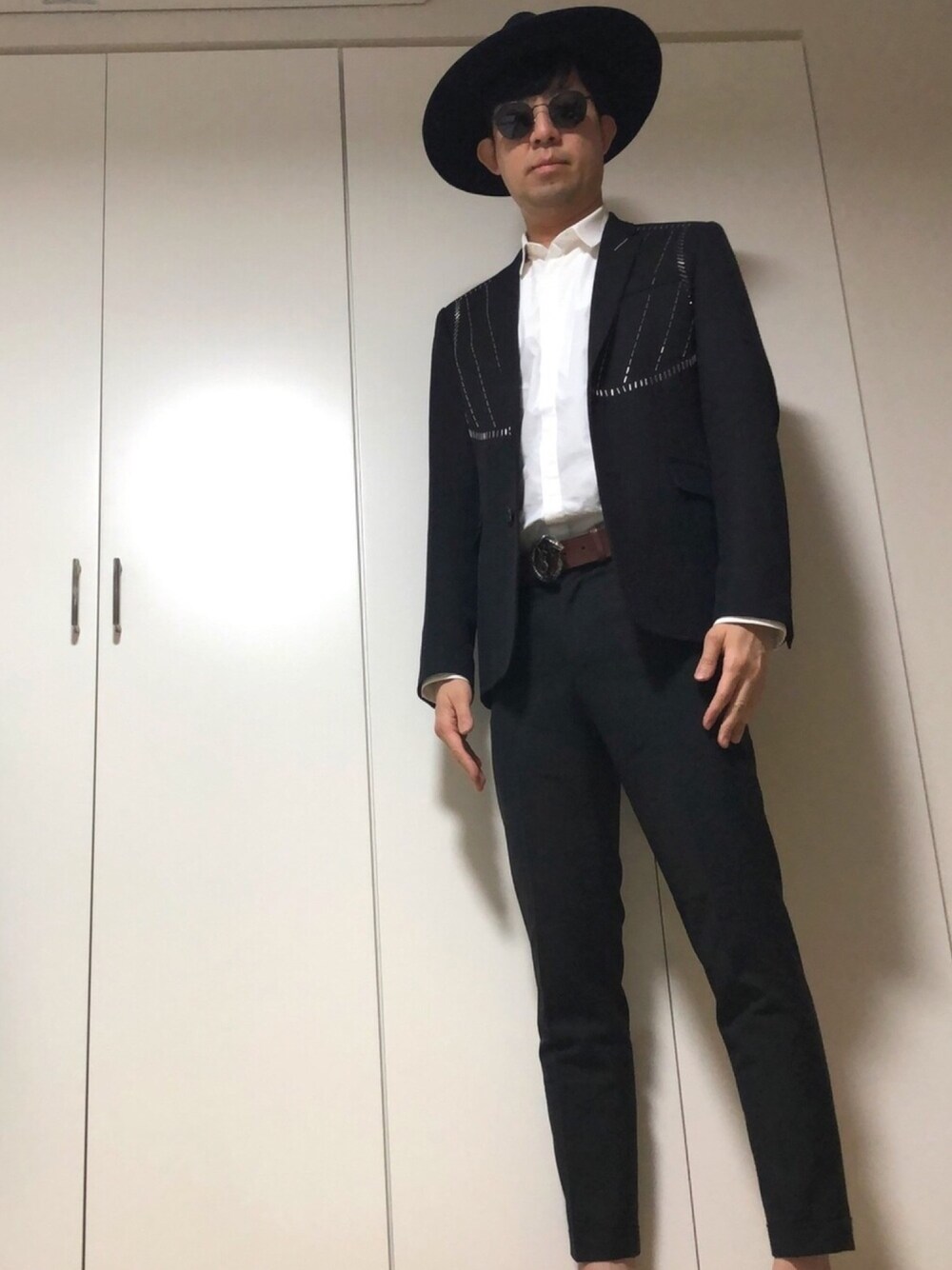 「ootd、ジャケット、サングラス、白シャツ、黒、モノトーン、シンプル、モード、春、お洒落さんとつながりたい」｜「KIJIMA TAKAYUKIのKIJIMA TAKAYUKI×URBAN RESEARCH　別注WESTERN LONG BRIM HAT（ハット、ブラック系）」を使った、ささやんさん（メンズ・180cm）の春コーディネートの1枚目の写真