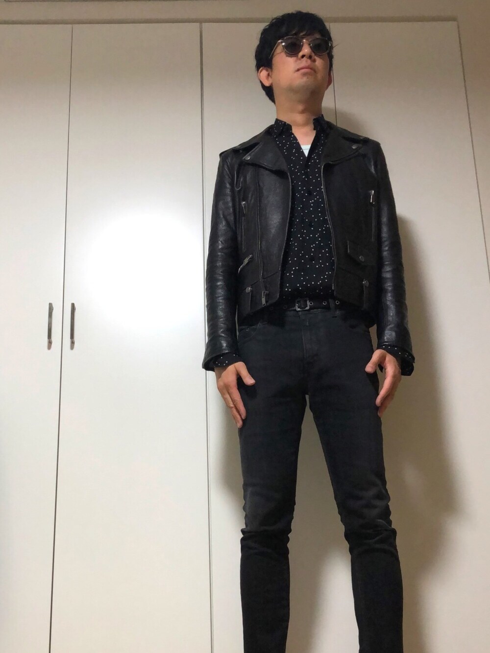 「シンプル、ライダース、シャツスタイル、スキニーデニム、ドット、黒、黒コーデ、ootd、SAINTLAURENTPARIS、お洒落さんとつながりたい」｜「OLIVER PEOPLESの505 （メガネ、ブラック系）」を使った、ささやんさん（メンズ・180cm）の夏コーディネートの1枚目の写真