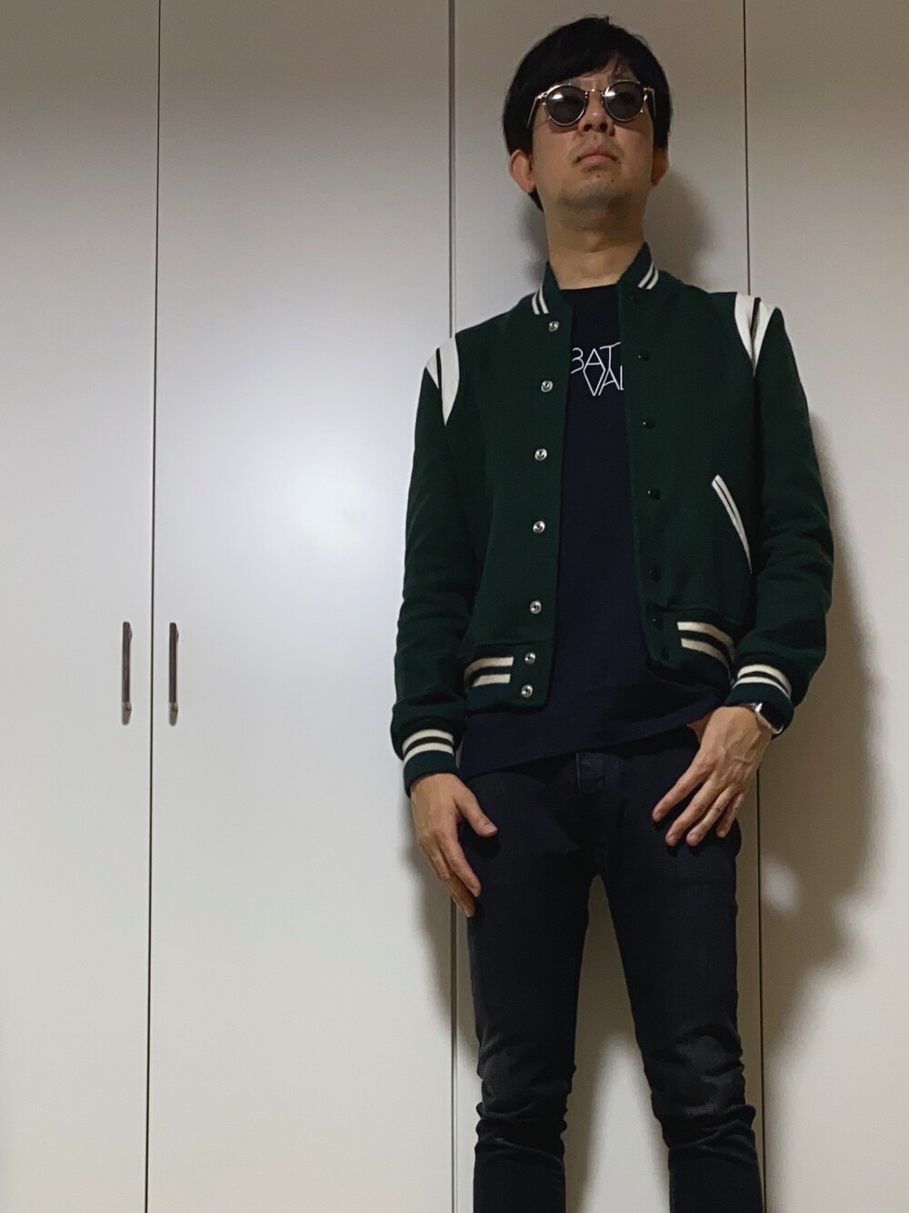 「秋のコーデ、オトナカジュアル、カジュアルコーデ、ブラックコーデ、モード、グリーン、黒、ブルゾン、デニム、お洒落さんとつながりたい」｜「OLIVER PEOPLESの505 （メガネ、ブラック系）」を使った、ささやんさん（メンズ・180cm）の秋コーディネートの1枚目の写真