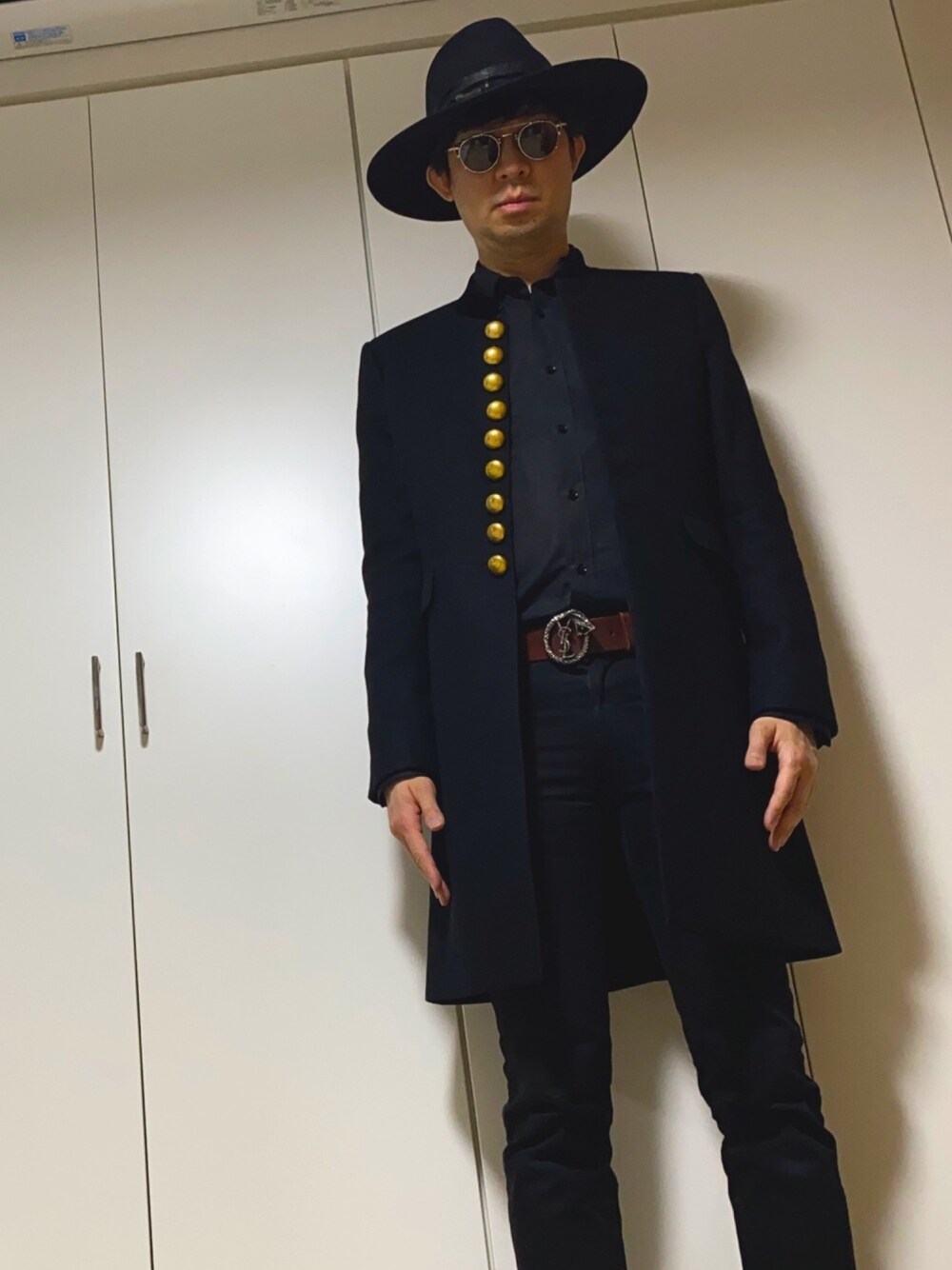 「大人コーデ、ブラックコーデ、モード、ハット、めがね、デニム、KIJIMA TAKAYUKI、Saint Laurent、CELINE、いいね、save、フォローお願いします🤑」｜「KIJIMA TAKAYUKIのKIJIMA TAKAYUKI×URBAN RESEARCH　別注WESTERN LONG BRIM HAT（ハット、ブラック系）」を使った、ささやんさん（メンズ・180cm）の春コーディネートの1枚目の写真