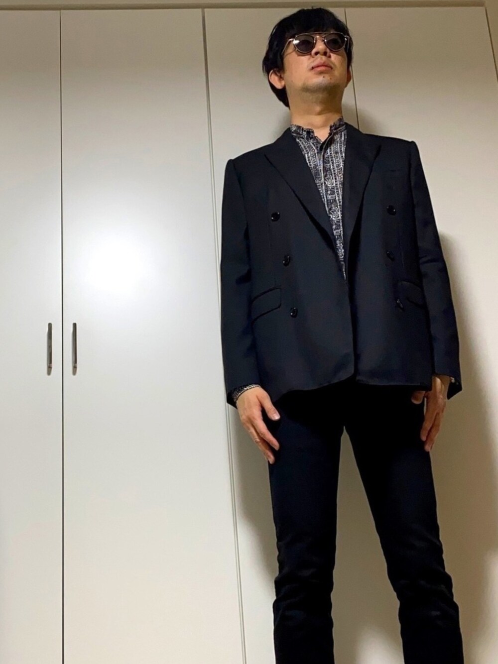 「シンプルコーデ、休日コーデ、モード、ジャケット、デニム、ブラック、黒、CELINE、おしゃれさんと繋がりたい、いいね、save、フォローお願いします🤑」｜「OLIVER PEOPLESの505 （メガネ、ブラック系）」を使った、ささやんさん（メンズ・182cm）の春コーディネートの1枚目の写真