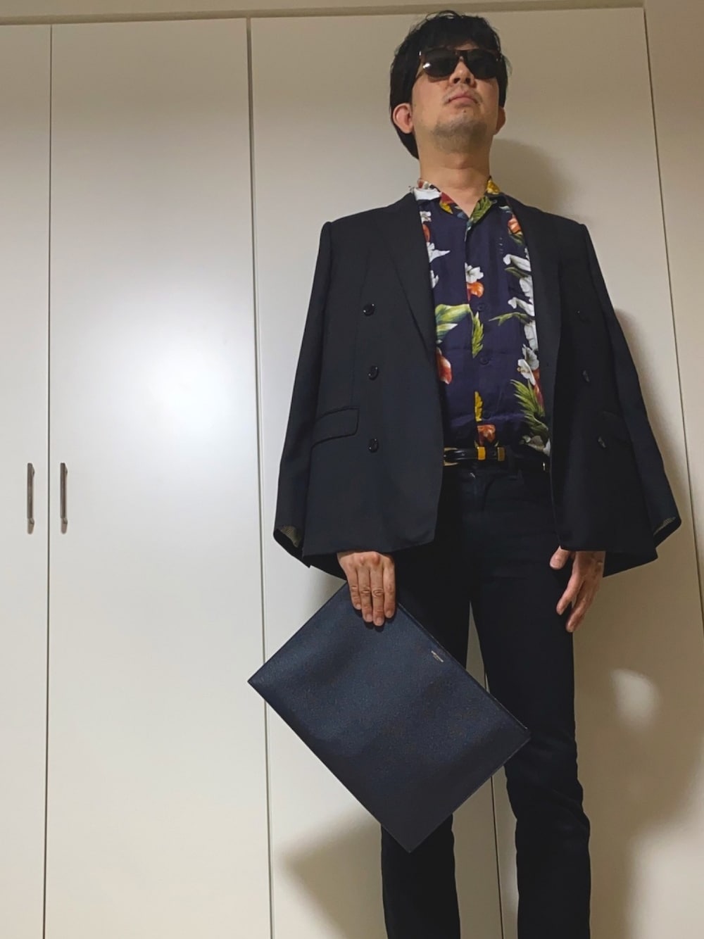 「春夏コーデ、シンプルコーデ、大人コーデ、夏、ジャケット、開襟シャツ、デニムパンツ、ブラック、CELINE、Saint Laurent」｜「CELINEのアイテム（テーラードジャケット、ブラック系）」を使った、ささやんさん（メンズ・180cm）の夏コーディネートの1枚目の写真