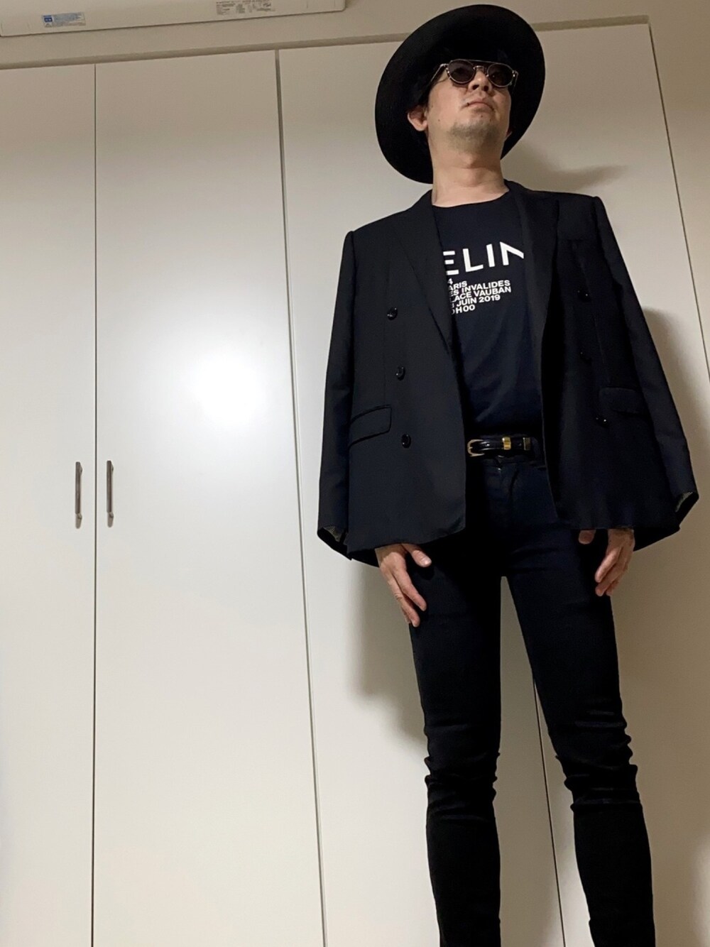 「今日のコーデ、ジャケット、ブラックデニム、CELINE、キレイめ、休日スタイル、モード、モノトーン、オールブラック、お洒落さんとつながりたい」｜「KIJIMA TAKAYUKIのKIJIMA TAKAYUKI ペーパーブレードハット（ハット、ブラック系）」を使った、ささやんさん（メンズ・180cm）の夏コーディネートの1枚目の写真