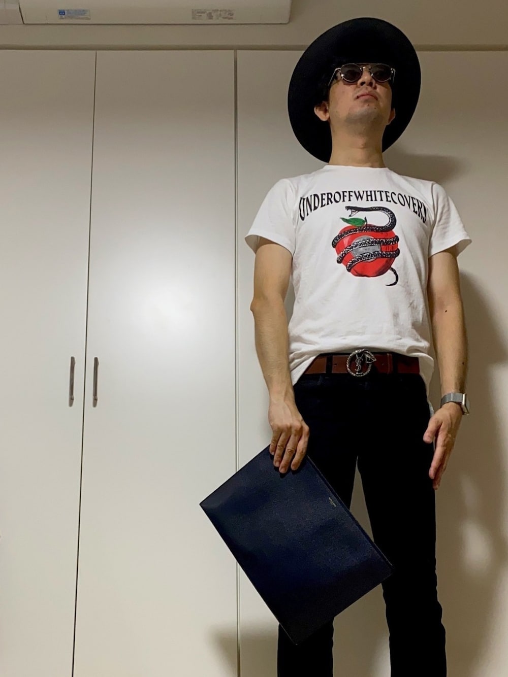 「ラブアンドピース2020、Tシャツ、デニムパンツ、デニム、休日スタイル、カジュアル、キレイめ、シンプル、お洒落さんとつながりたい、いいね、save、フォローお願いします🤑」｜「KIJIMA TAKAYUKIのKIJIMA TAKAYUKI ペーパーブレードハット（ハット、ブラック系）」を使った、ささやんさん（メンズ・180cm）の秋コーディネートの1枚目の写真