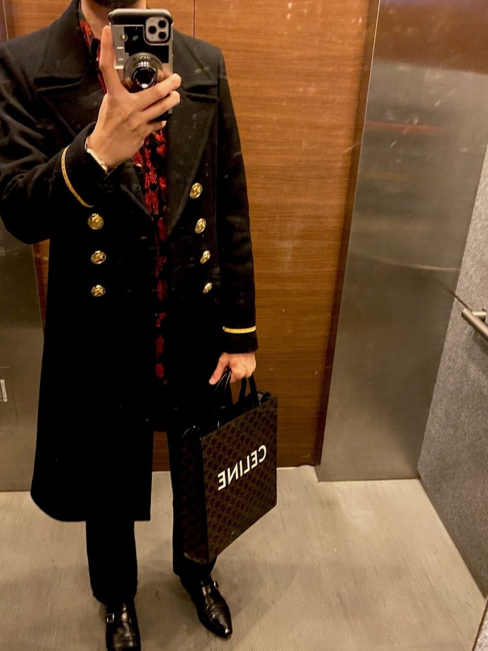 「コート、革靴、黒、ブラックコーデ、冬コーデ、休日スタイル、モード、ootd、お洒落さんとつながりたい、おしゃれさんと繋がりたい」｜「SAINT LAURENT PARISのアイテム（その他アウター、ブラック系）」を使った、ささやんさん（メンズ・181cm）の秋コーディネートの1枚目の写真