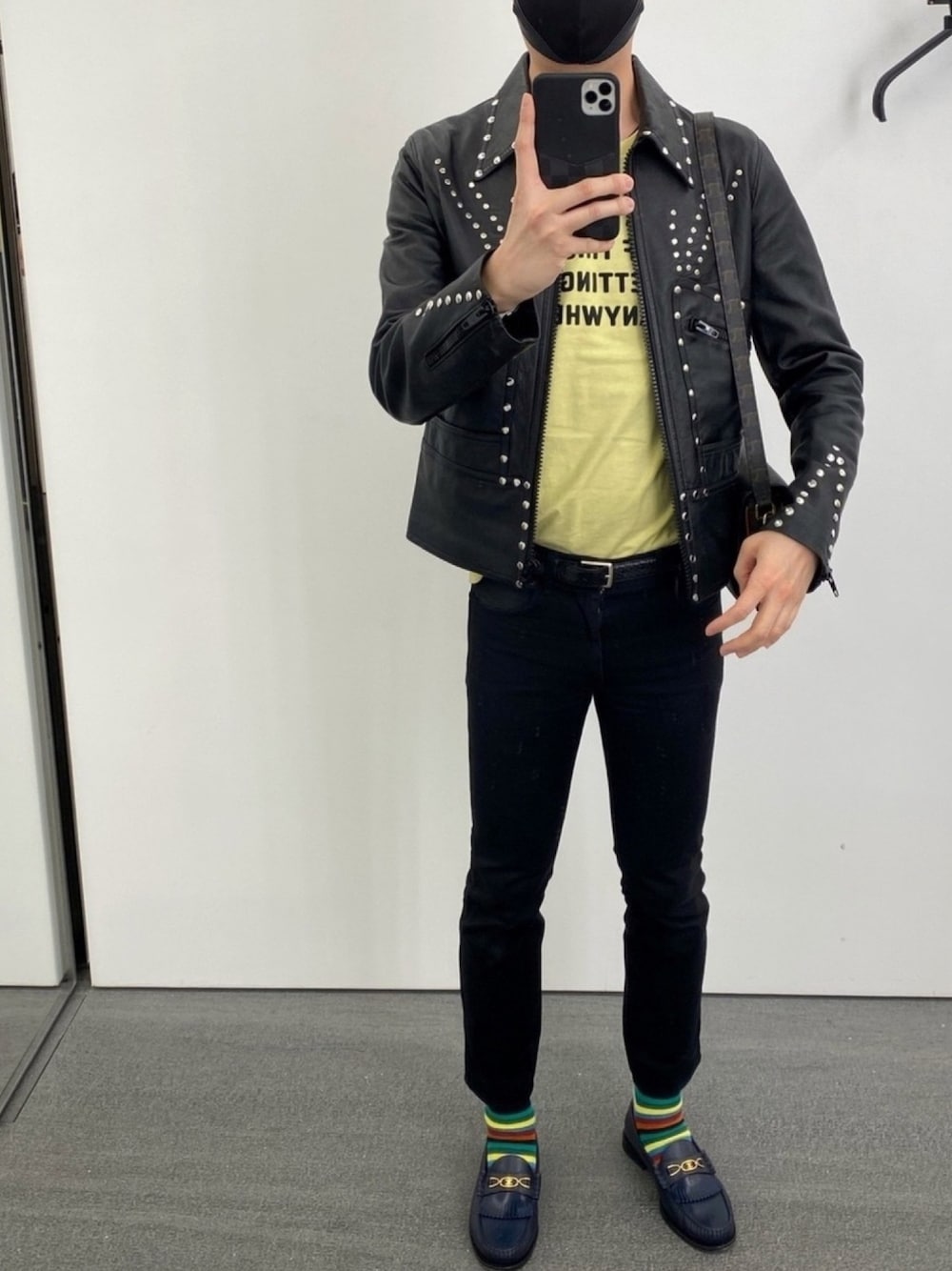 「レザージャケット、デニム、ローファー、春アウター、春コーデ、イエロー、モード、休日スタイル、CELINE、お洒落さんとつながりたい」｜「CELINEのアイテム（ブルゾン、ブラック系）」を使った、ささやんさん（メンズ・180cm）の春コーディネートの1枚目の写真