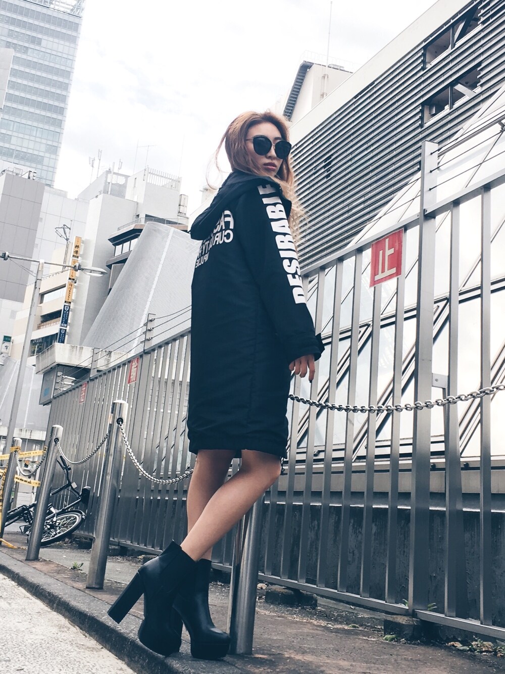 「秋のコーデ、シンプルコーデ、カジュアル、ENVYM、ENVYM_shinjuku、ビッグシルエット、envym_staff、ENVYMコーデ、モノトーン」｜「ENVYMのＬｏｎｇ Ｍｏｕｎｔａｉｎ Ｌｏｇｏ ＪＫ（マウンテンパーカー、ブラック系）」を使った、ENVYM_MAIさん（レディース・157cm）の秋コーディネートの1枚目の写真
