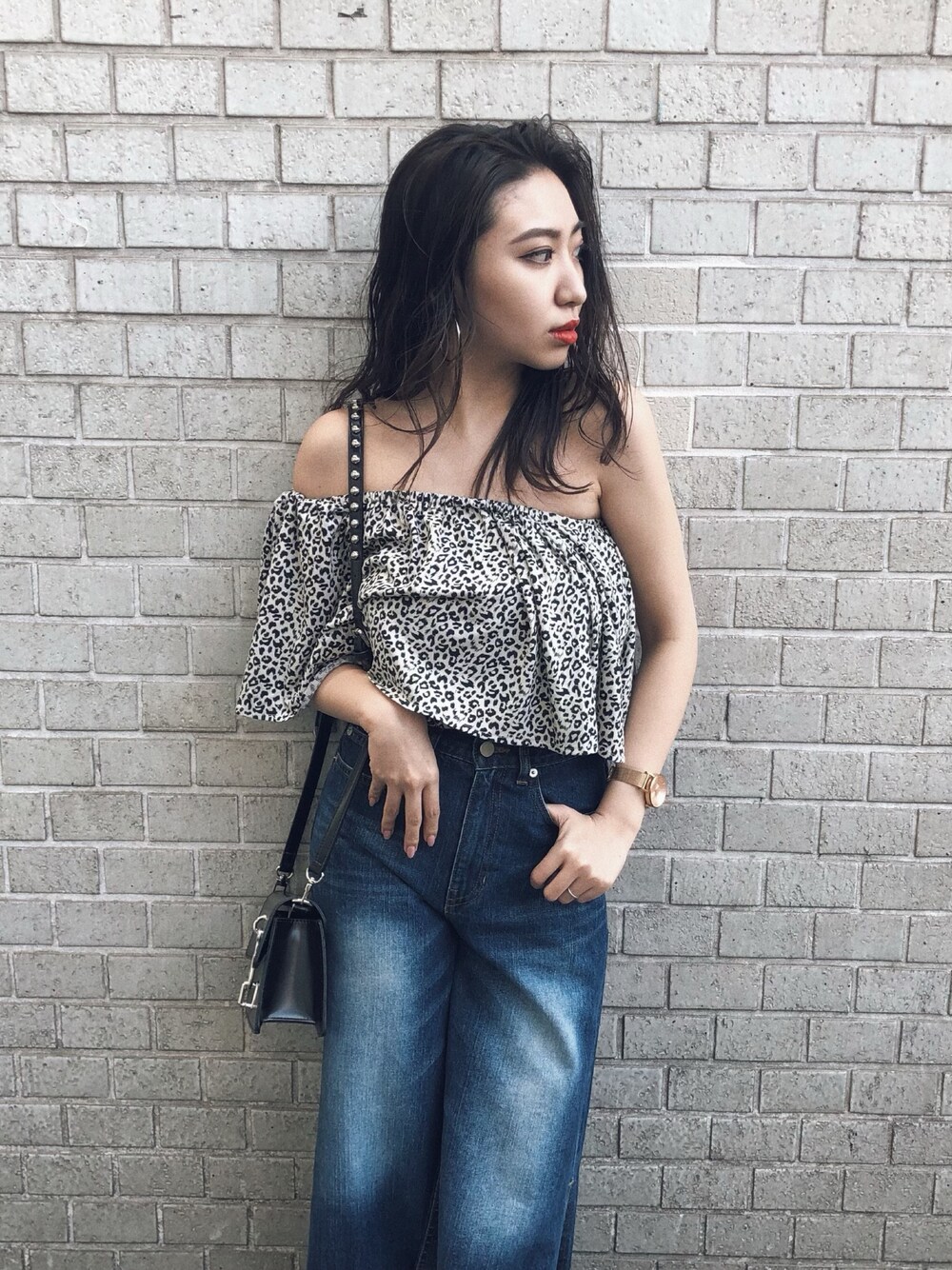 その他のTシャツ/カットソー、ブルー系のデニムパンツ、ブラック系のショルダーバッグを着用したレディースの春コーディネートの1枚目の写真