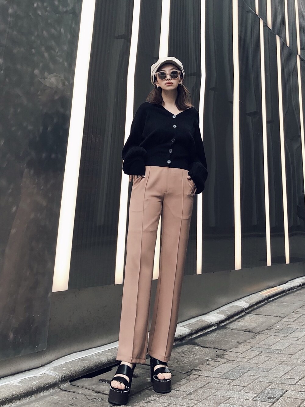 「オトナカジュアル、大人カジュアル、シンプル、春コーデ、ゆるコーデ、パンツスタイル、ootd、ENVYM、envym_staff、ENVYM_shinjuku」｜「ENVYMのプリーツＫＮＩＴ ＣＤ（カーディガン/ボレロ、ブラック系）」を使った、ENVYM_MAIさん（レディース・157cm）の春コーディネートの1枚目の写真