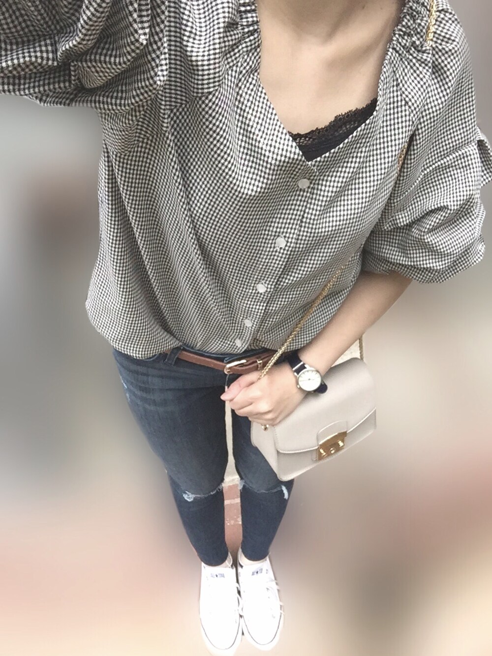 「カジュアルコーデ、スニーカー、スキニーデニム、チェック、ボリューム袖」｜「OLIVE des OLIVEの前後２ＷＡＹタックバルーン袖ブラウス（シャツ/ブラウス、ブラック系）」を使った、。さん（レディース・158cm）の春コーディネートの1枚目の写真