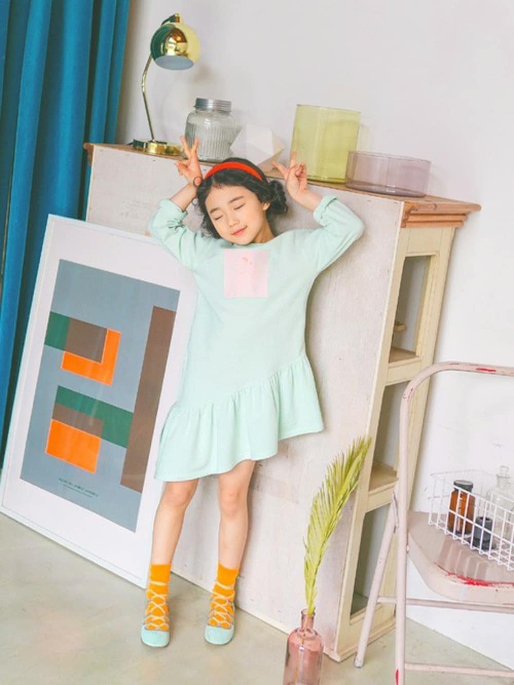 「スウェット、ワンピース、スクール、韓国子供服、春コーデ、グリーンコーデ、新学期、フリルワンピース、ilovej、花見コーデ」｜「I LOVE Jのフラフラダンスワンピース・JPSOP33（ワンピース、グリーン系）」を使った、ILOVEJさん（キッズ・120cm）の春コーディネートの1枚目の写真