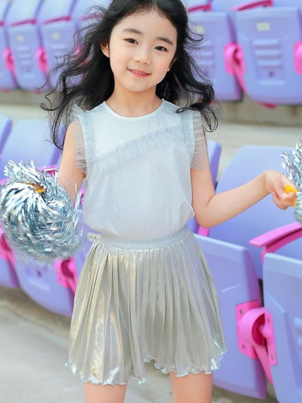 ホワイト系のタンクトップ、シルバー系のスカートを着用したキッズの夏コーディネートの1枚目の写真