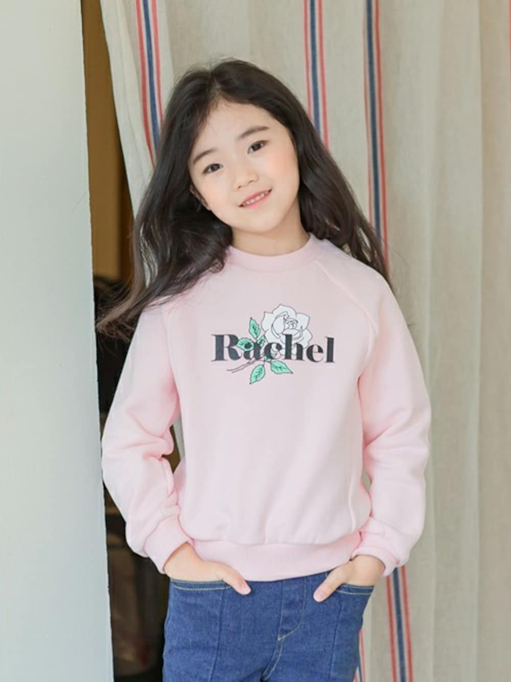 ピンク系のスウェットを着用したキッズの冬コーディネートの1枚目の写真